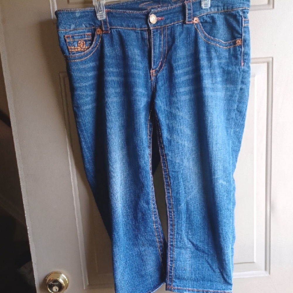 Seven brand dark blue capris with gold stitchibg sz 16 with stretch